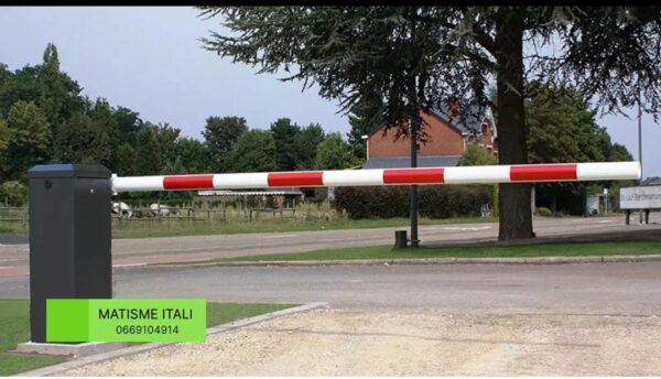 Tension d'alimentation : 230 V CA